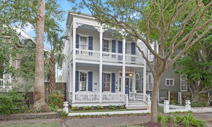Galveston Casa | *Historic District* Hot Tub | Fire Pit