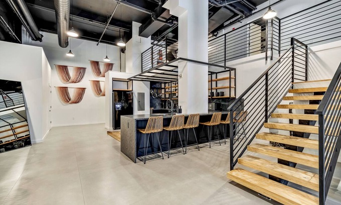 Center City East Apartamento | Historic District Loft! Garage Parking! Sleeps 13