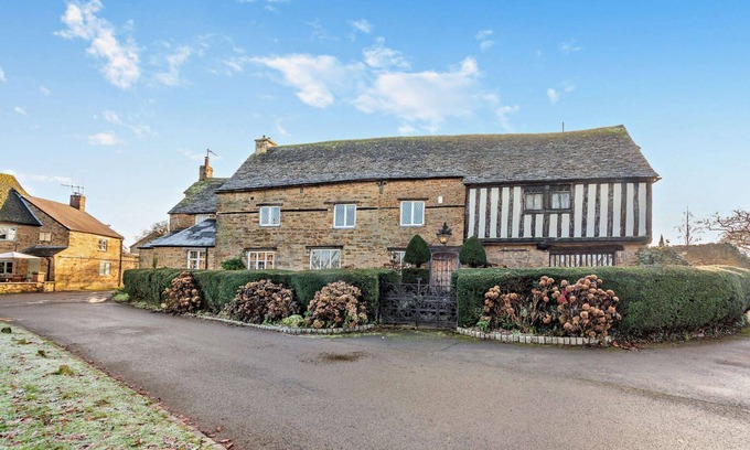 Middleton Cheney Cabaña | Historic dog friendly holiday home with indoor pool and sauna - The Court House