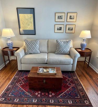 Beach Institute Apartamento | HISTORIC DOWNTOWN KING BED COTTAGE- PARKING and PATIO