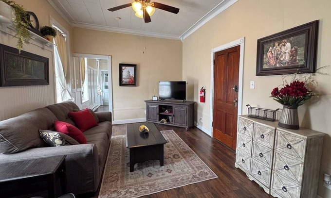 Nauvoo Apartamento | Authentic 1888 Architecture - Historic Experience