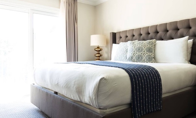 West Campus Hotel | Historic Elegance Meets Modern Comfort – Enjoy On-Site Dining & Bar
