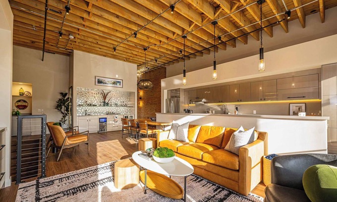 Ogden Apartamento | Historic Elegance with Balcony Downtown View