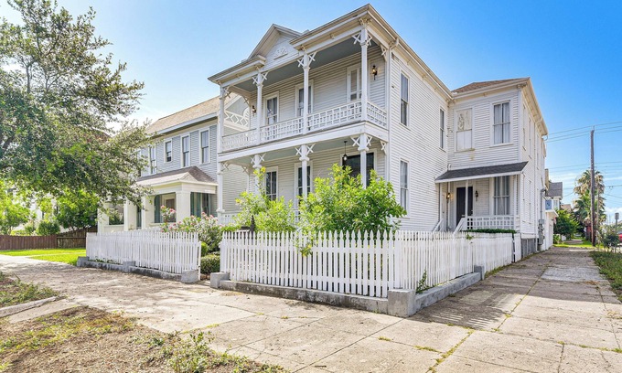 Galveston Apartamento | Historic Escape: Walk to The Strand Galleries!