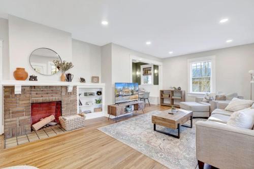 Crestline Heights Casa | Historic family getaway mins from downtown