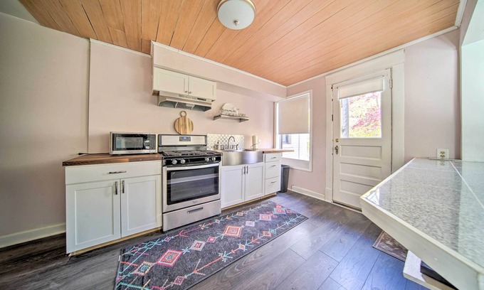 Erie Apartamento | Historic Family Home 2 Mi to Lake Erie & Zoo!