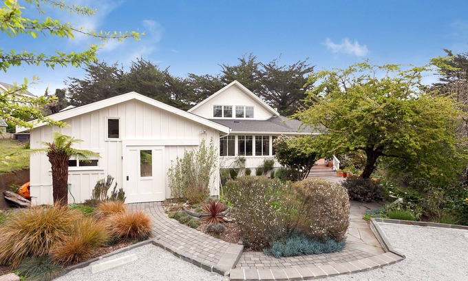 Bolinas Otro | Retiro histórico de una granja en 10 acres en el corazón de Bolinas