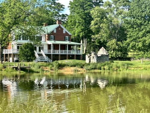 Luray Casa | Historic Farm Cottage Perfect for Groups and Horseback Riding in Virginia