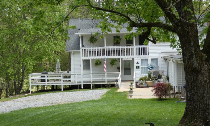 Rutherfordton Otro | Historic Farmhouse Guest Quarters