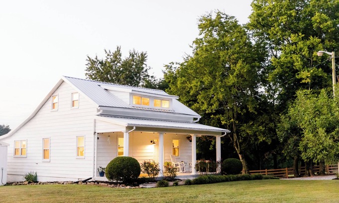 Cheatham County Otro | Historic Farmhouse w Pond/Firepit/porch swing/Horses near Nashville