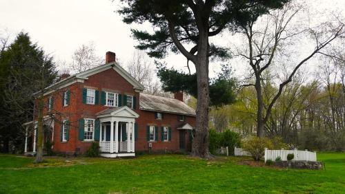 Dundee Casa | Historic Farmhouse with Gardens