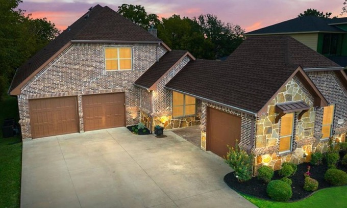 Grapevine Casa | Historic Grapevine 3-bedroom house 4 minutes walk to Historic main street.