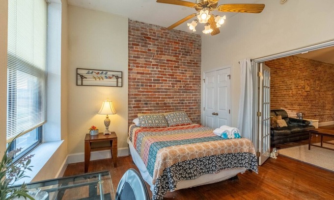 Wilmington Historic District Apartamento | Historic Haven on Front St – River Views & Prime Location!