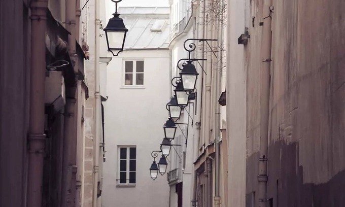 Saint-Victor Apartamento | Historic Heart !Notre Dame Hideaway: Grand 175m² Townhouse with Patio