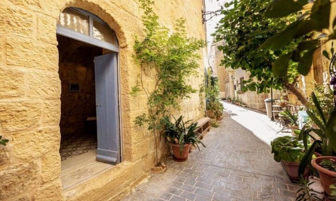 Victoria Apartamento | Historic Hideaway: 900-Year-Old Converted Studio