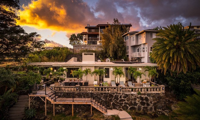 Liliha - Kapalama Casa | Historic Hillside Home 4 beds/4 baths