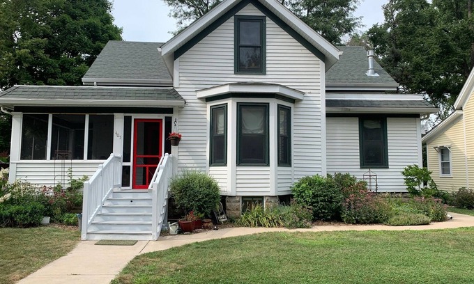 Northfield Cabaña | Historic Home By Carleton College; Perfect for Visiting Families & Faculty