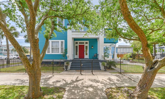 Galveston Casa | Historic home close to Beach and Downtown