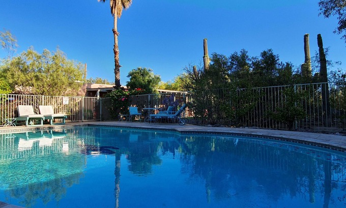 Tucson Casa | Encantadora casa cerca de la U de A en un jardín mágico, 4 dormitorios, 4 baños, jacuzzi y piscina grande