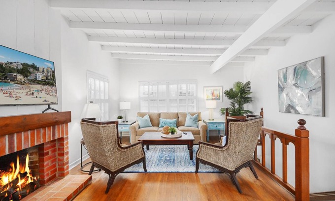 Corona del Mar Casa | Historic Home in Corona Del Mar near China Cove