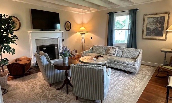 Paris Casa | Historic home nestled in the heart of horse and wine country. Kids/pet friendly!