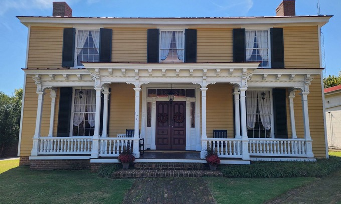 Milton Casa | Historic home, Sleeps 10, VIR 2 miles,Hyco lake 8 mi., Fire Pit, Historic Milton