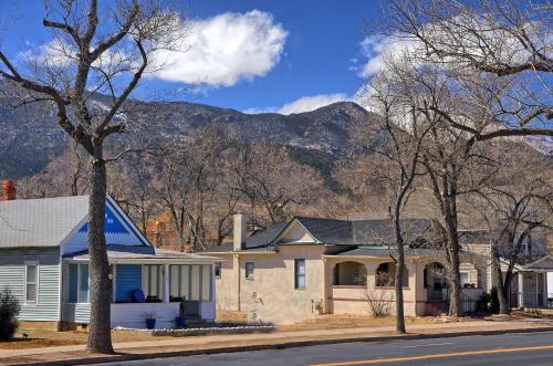Colorado Springs Casa | Historic Home w/Pikes Peak Views