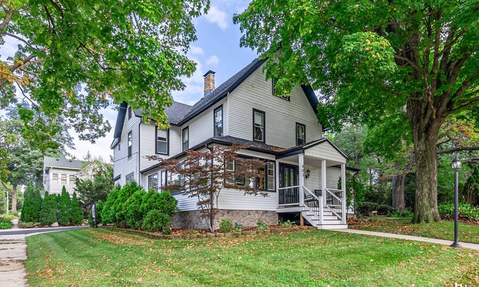 Lake Geneva Casa | Historic Lake Geneva 🏡. Walk 2 Everything! IN THE HEART OF DOWNTOWN!!