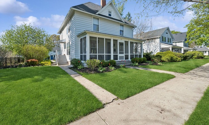 Lake Geneva Casa | Historic Lake Geneva Home | Walk to Beach & Downtown | Sleeps 16 + Pet Friendly