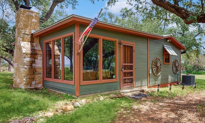 Burnet Cabina | Casa frente al lago histórico con fogón - minutos para el agua!