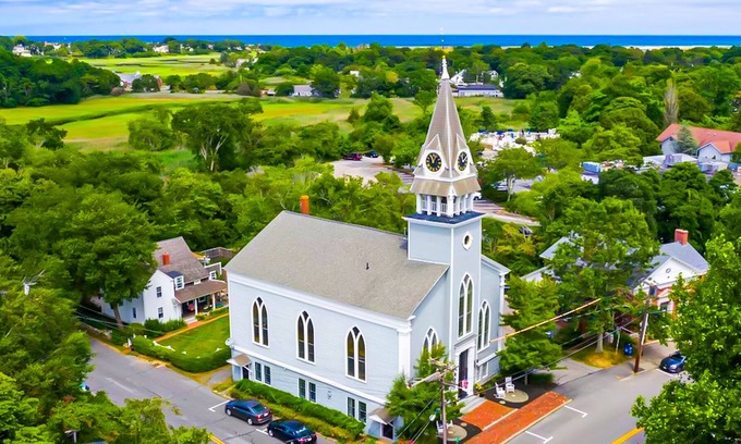 Sandwich Casa | Historic landmark with renovations, stained glass, game room, & gourmet kitchen