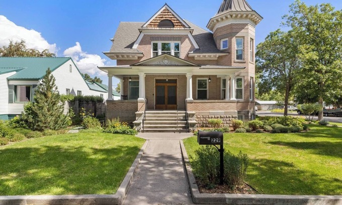 Historic Livingston Casa | Historic Livingston Castle: Victorian Retreat with Modern Comforts