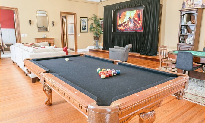 Macedon Casa | Historic Loft | Pool Table | Bar | Movie Theater