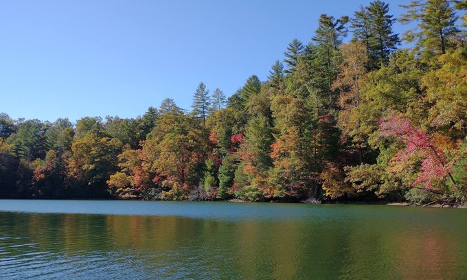 Robbinsville Cabina | Historic Log Cabin: Lake Front, Dock, Canoes, Private, Stylish