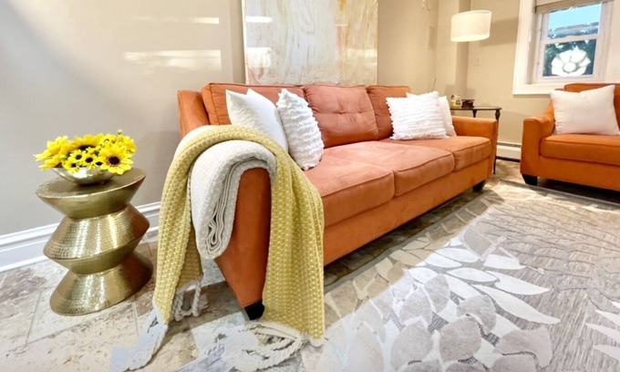 Downers Grove Apartamento | Historic Majestic Tudor - Corporate Executive suite