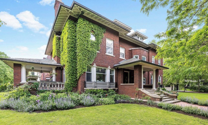 South Evanston Casa | Historic Manor House Private Guest Suite Evanston