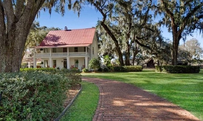 Brunswick Casa | Historic Manor Nestled Among the Live Oaks