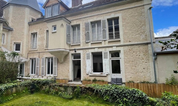Nogent-le-Rotrou Cabaña | Gran casa cerca del centro de Nogent-le-Rotrou con piscina, 6 habitaciones y jardín acogedor
