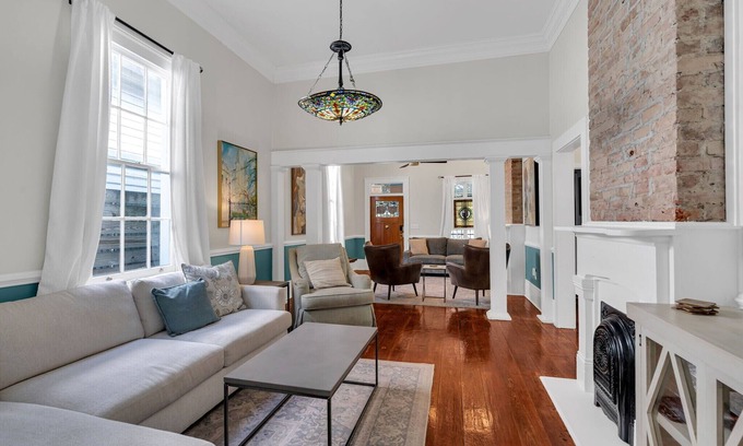 Faubourg Marigny Casa | This house is a 5 bedroom(s), 3 bathrooms, located in New Orleans, LA.