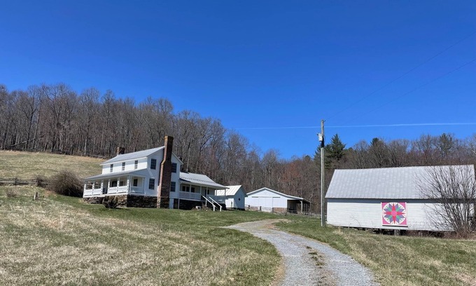 Ennice Otro | Historic Old Farmhouse and Angus Cattle. Family and Pet Friendly!