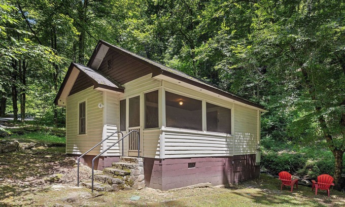 Gatlinburg - Pigeon Forge Cabaña | Historic Park Cottage #4 Let’s Go Back In Time