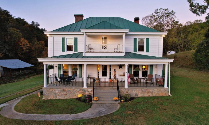 Boones Mill Otro | Historic Pre-Civil War Log Farmhouse in the Country with Creek access.