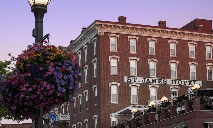 Red Wing Casa | Historic Red Wing Lux Hotel,Premium Room Close to Dining-Museums-Art & More!