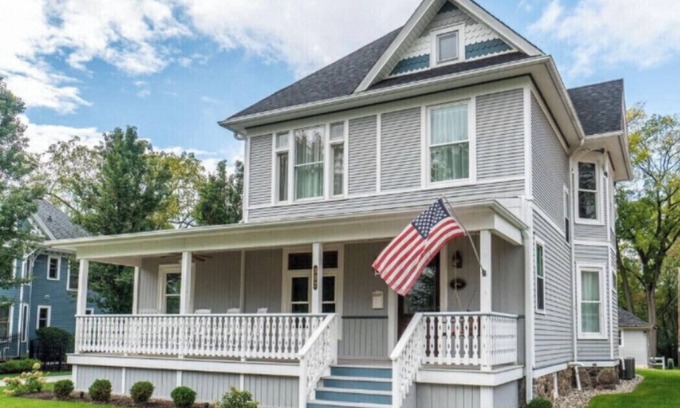 Lake Geneva Casa | Historic Retreat - steps from the Lake and Downtown