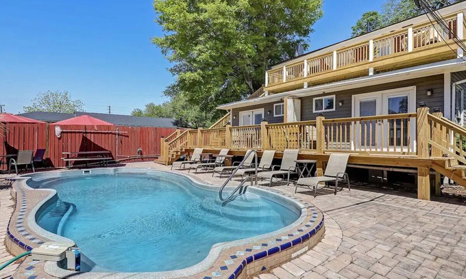 Eastside Condominio | Historic Savannah Condo w/Outdoor Pool - 2bd+Bonus, Sleep 8. Walk to Everything!