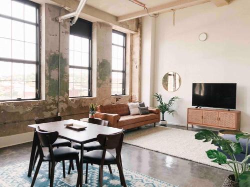 Old City Apartamento | Historic Sterchi Loft on Gay St