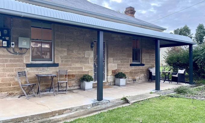Rylstone Cabaña | Historic Stone Cottage R - hotel linens - exceptional clean - 2min walk to town