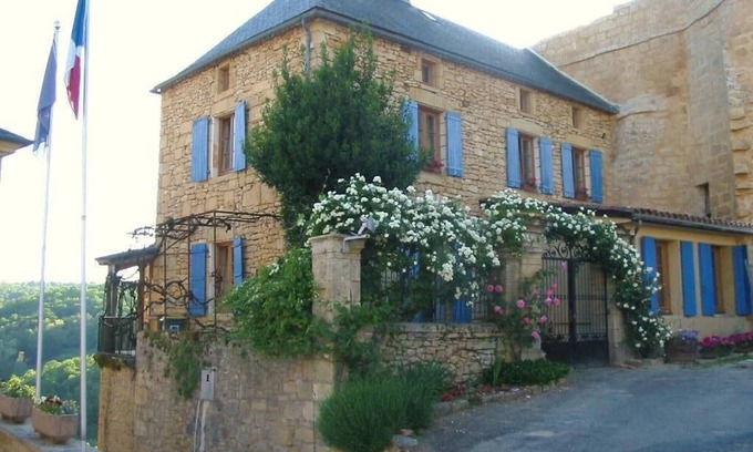 Carlux Villa | Histórica casa de piedra que comparte murallas del castillo del siglo XI en Dordogne Val