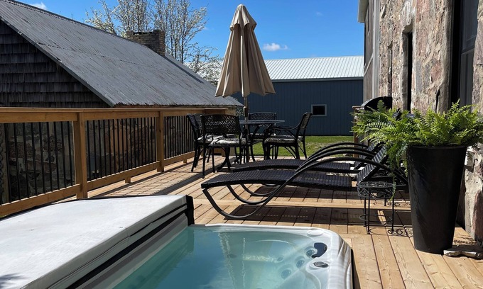 West Perth Otro | Historic Stonehouse with Hot tub & Fire Pit