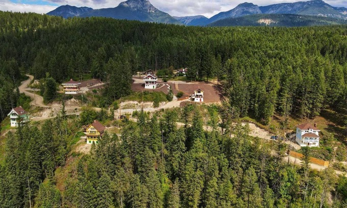 Golden Chalet De Esquí | Historic Swiss-Style Chalet | Prime Location